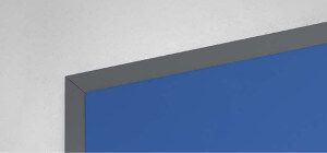 Una sezione di una superficie blu con un bordo grigio scuro contro una parete bianca.