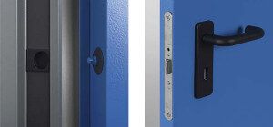 Primo piano di due stipiti. La porta di sinistra è nera con una maniglia circolare. La porta di destra è blu e ha una serratura argentata e una maniglia nera.