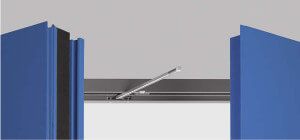 Strutture blu con un'asta metallica che si estende tra di esse, probabilmente un meccanismo di apertura.