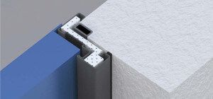 Primo piano di un dettaglio costruttivo che mostra il giunto angolare di una parete blu e bianca con una rifinitura in metallo grigio.