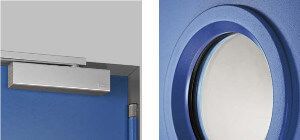 Porta blu con finestra circolare e chiudiporta.