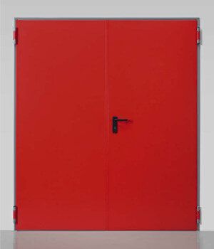 Porte doppie rosse con maniglia nera, contro una parete bianca.