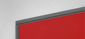 Pannello rosso con cornice grigia contro una parete bianca.