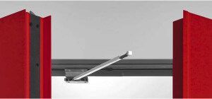 Telai delle porte rossi con un braccio di supporto argentato attaccato, probabilmente un chiudiporta.