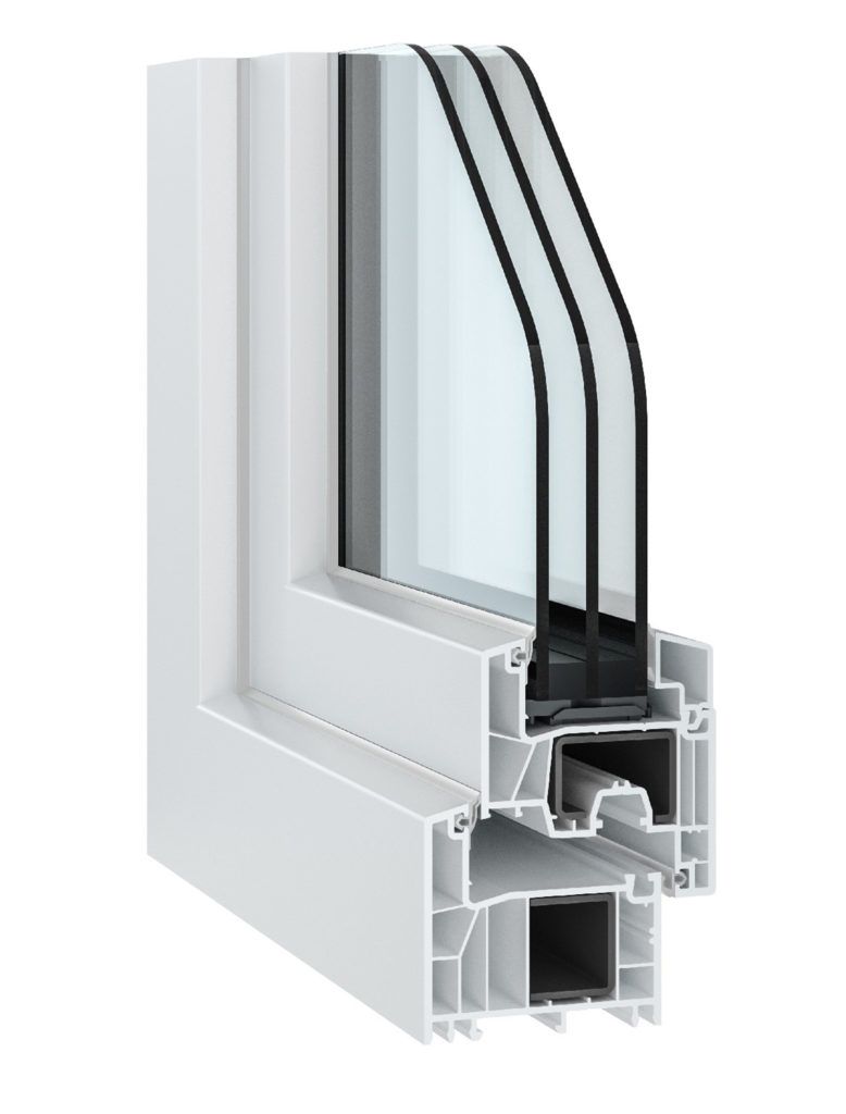 Vista in sezione di una finestra bianca a triplo vetro, che mostra gli strati di vetro e la struttura del telaio.