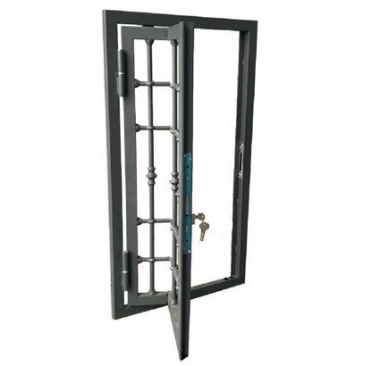 Doppie porte in metallo grigio scuro, una aperta. Una porta ha delle barre decorative, l'altra ha un pannello in vetro. Chiave nella serratura.