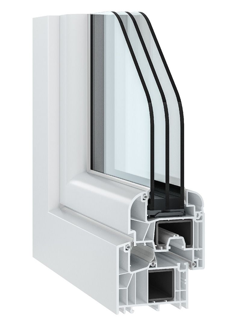 Sezione trasversale del telaio di una finestra in PVC bianco, con triplo vetro e struttura interna per l'isolamento.