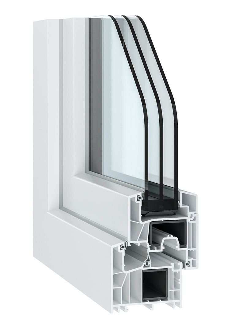 Sezione trasversale di un telaio di finestra in PVC bianco con triplo vetro, che mostra gli strati e la struttura interna.