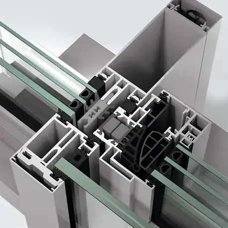 Sezione trasversale di un telaio di finestra architettonico bianco con vetri e isolamento nero. Il telaio è unito in un angolo, mostrando la costruzione interna.