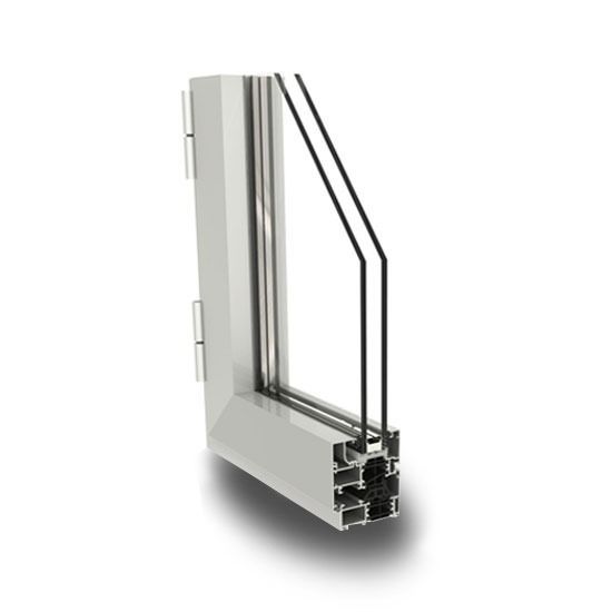 Sezione trasversale del telaio di una finestra bianca con triplo vetro.