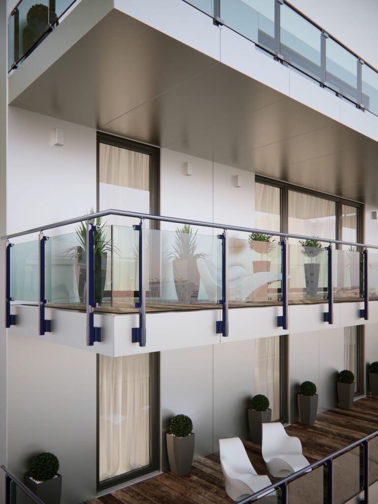 Moderno condominio bianco con balconi in vetro, ringhiere blu e piante in vaso su terrazze in legno.