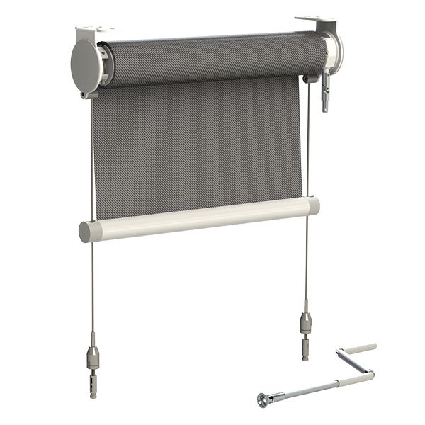 Tenda a rullo grigia con manovella, montata su una parete bianca. La tenda è parzialmente estesa.