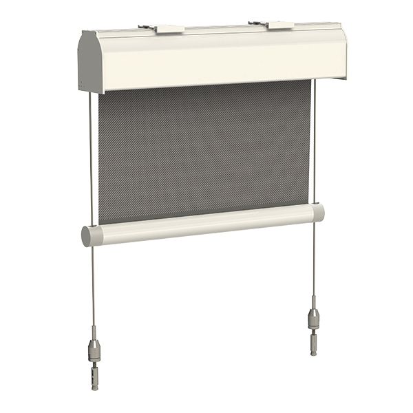 Tenda a rullo color crema con rete grigio scuro, installata su una finestra. Due sottili cavi d'acciaio scendono dalla parte superiore.