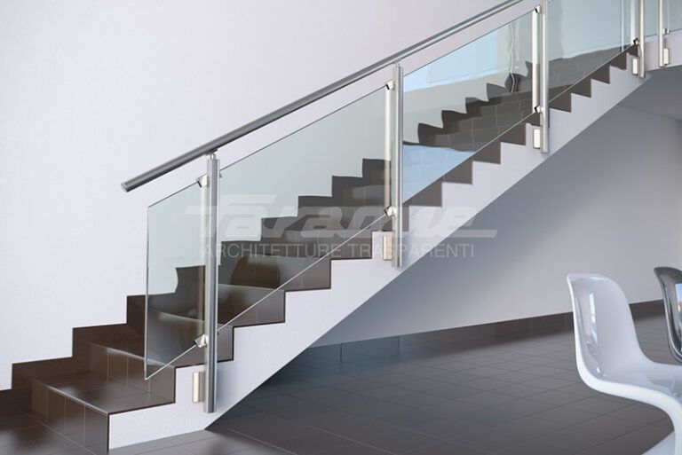 Scala moderna con pannelli in vetro e corrimano in metallo, appoggiata a una parete bianca.