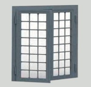 Finestra a ghigliottina grigia con motivo a griglia, un pannello parzialmente aperto su uno sfondo grigio chiaro.