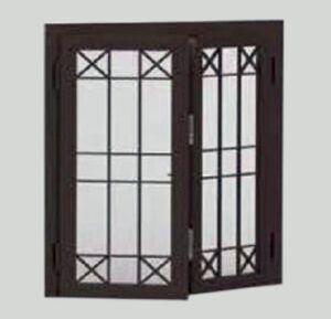 Finestra in metallo marrone scuro con motivo a griglia, un pannello aperto, su sfondo grigio chiaro.