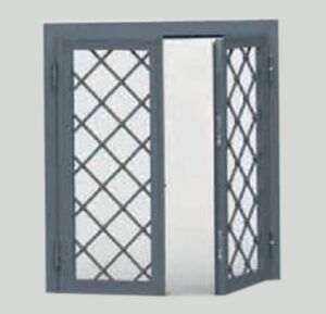 Finestra grigia con griglie a rombi; un pannello è aperto e rivela l'interno.