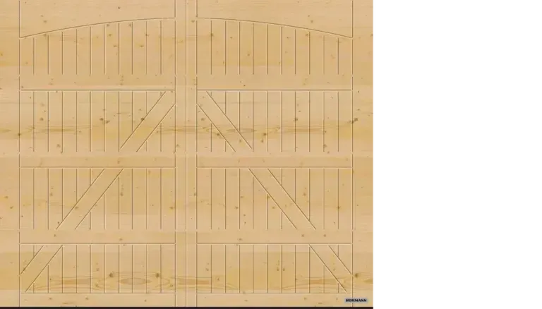 Porta da garage in legno con assi verticali e rinforzi diagonali decorativi.