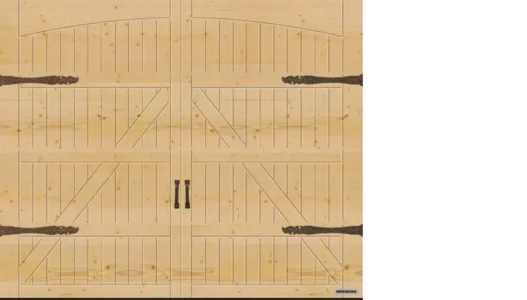 Una porta da garage in legno con ferramenta decorativa, tra cui cerniere e maniglie, posta su uno sfondo bianco.