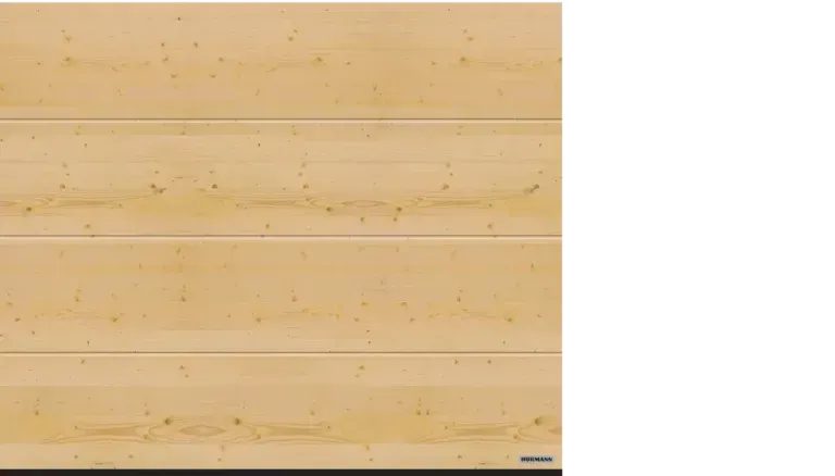 Porta da garage in legno con pannelli orizzontali.