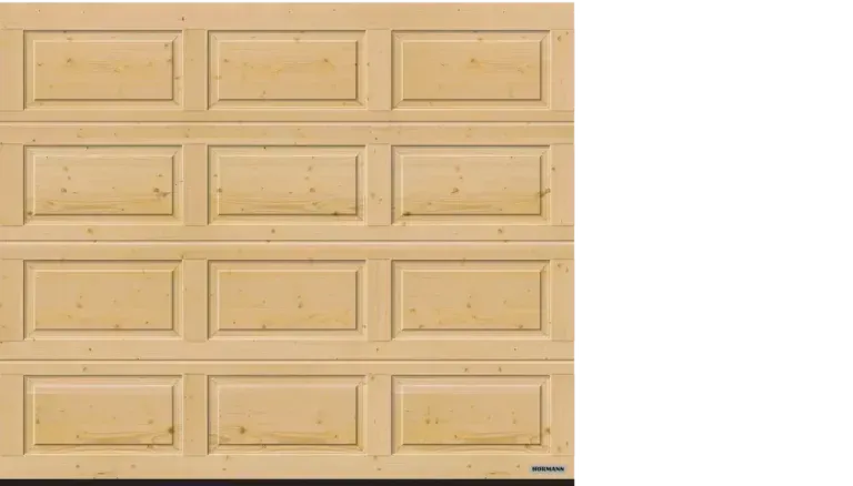 Una porta da garage color legno chiaro con pannelli rettangolari. La porta presenta una texture dettagliata che riproduce le venature del legno.