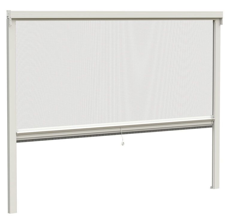 Tenda a rullo bianca per esterni, parzialmente abbassata, con cordino di trazione.