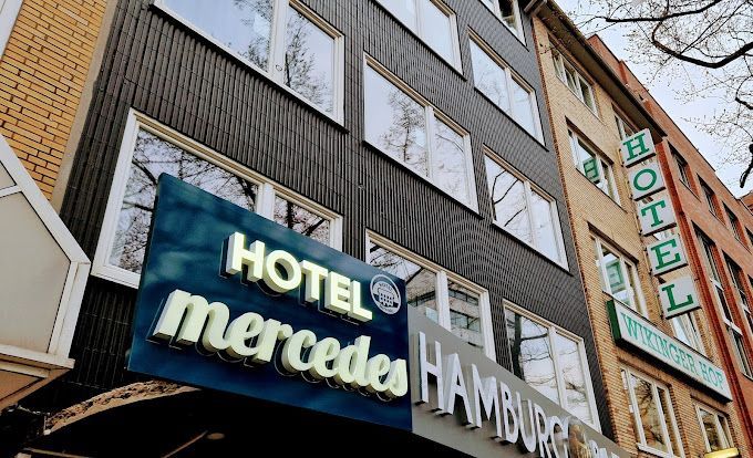 Ein Gebäude mit einem Schild mit der Aufschrift „Hotel Mercedes Hamburg“