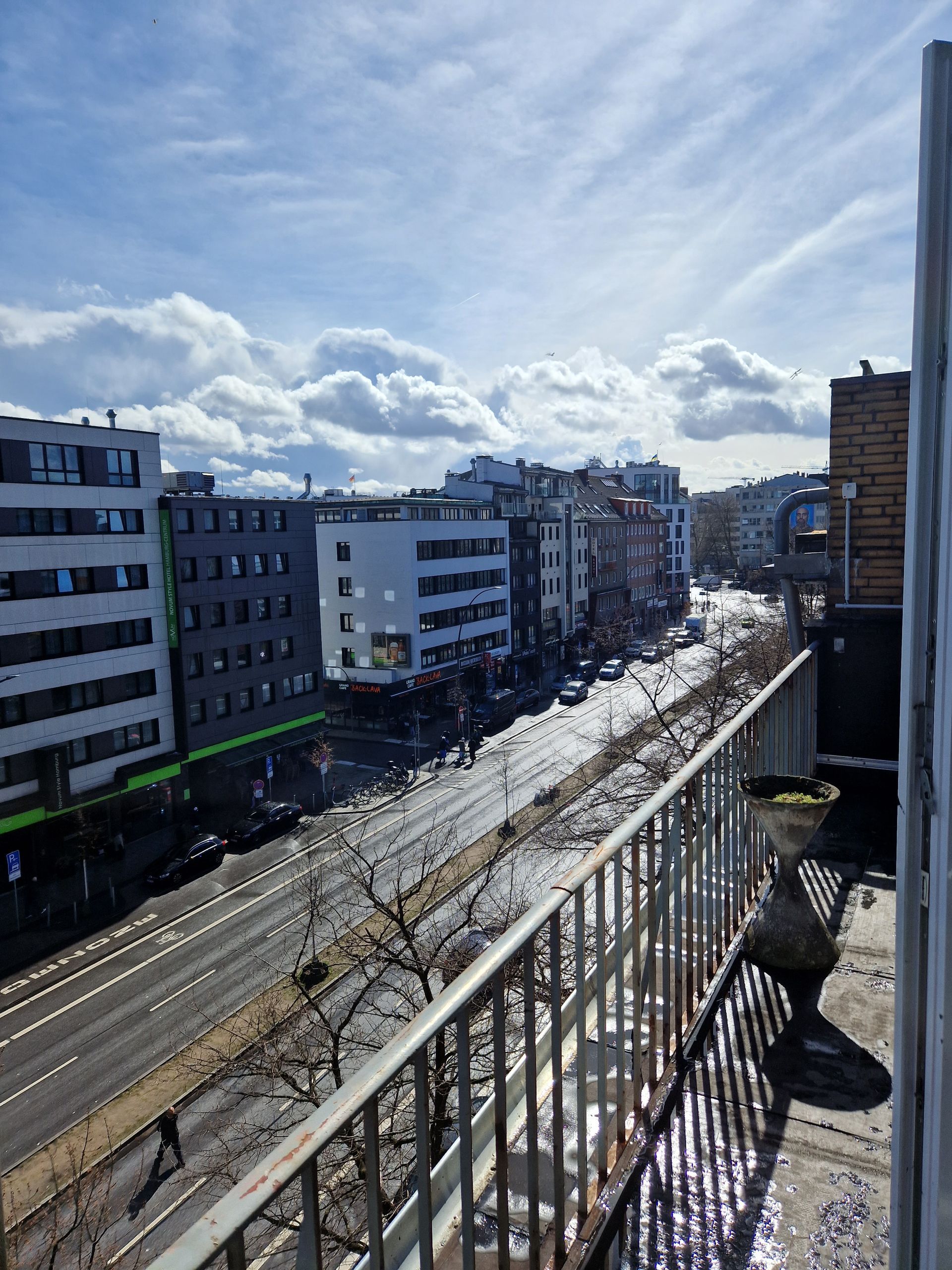 Ein Blick auf die Stadt von einem Balkon an einem sonnigen Tag