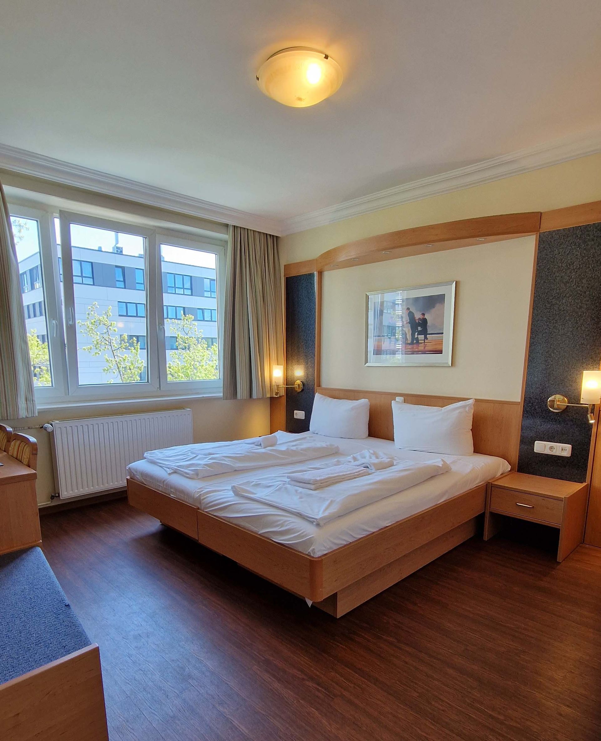 Ein Hotelzimmer mit zwei Betten und einem großen Fenster