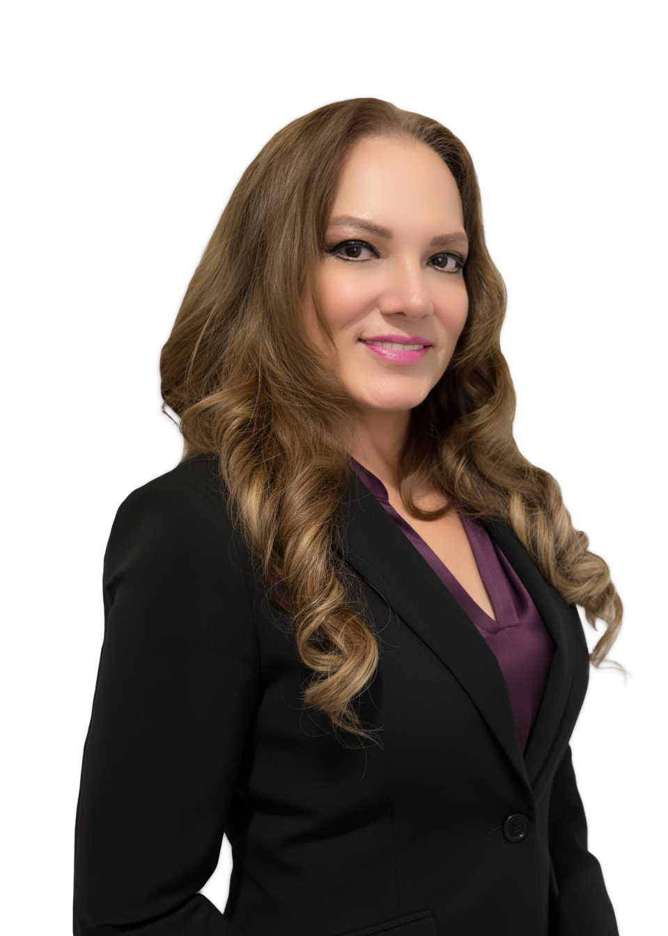 Mujer con cabello castaño largo y ondulado, vestida con un blazer negro y una blusa morada, sonriendo levemente.