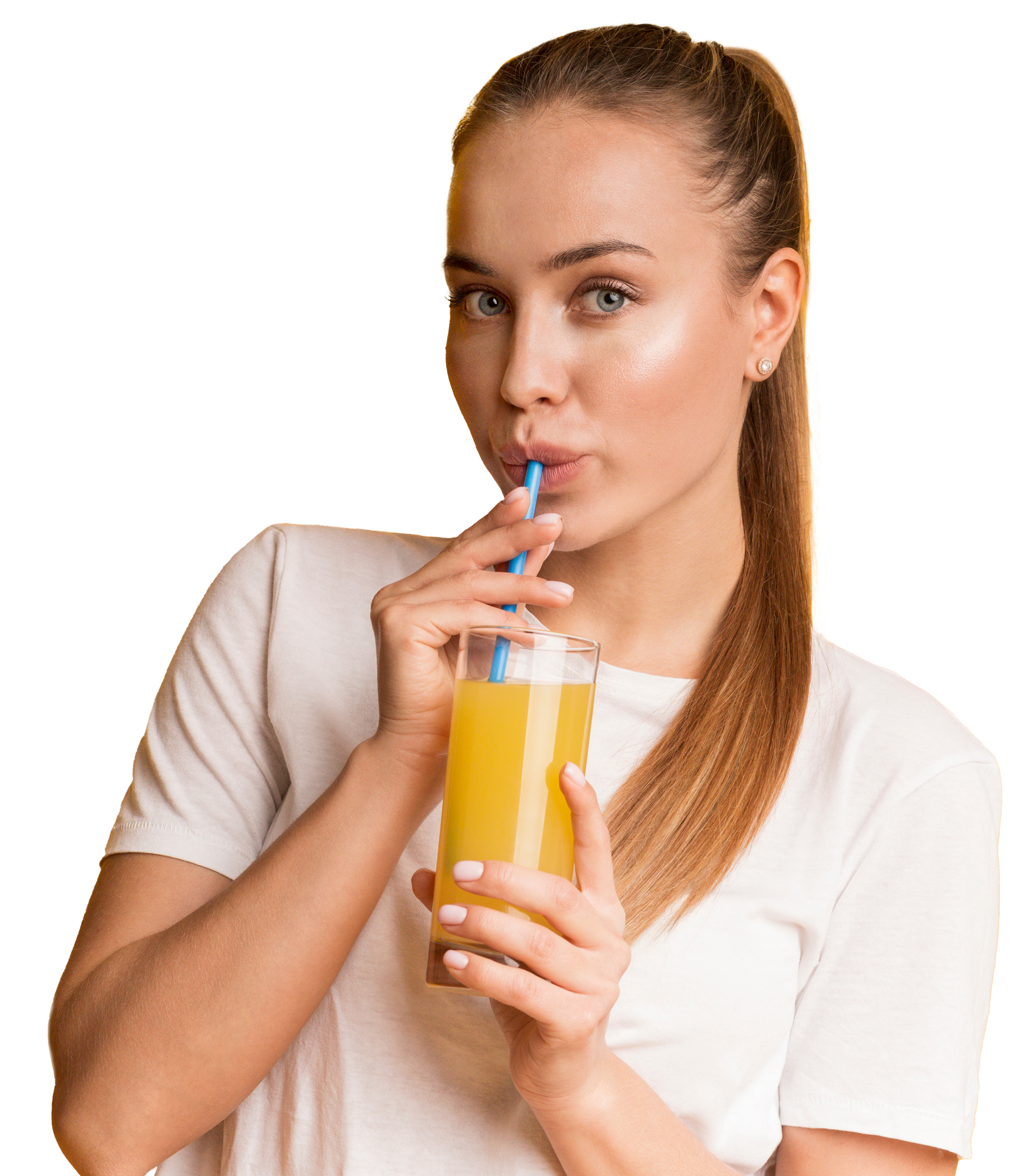 Mujer con cola de caballo rubia bebiendo jugo de un vaso con pajita, camiseta blanca.