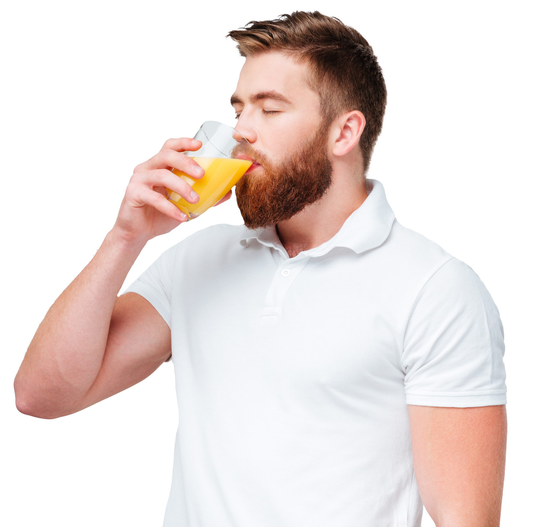 Hombre con barba bebiendo jugo de naranja de un vaso, con los ojos cerrados y vistiendo una camisa polo blanca.