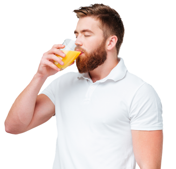 Un hombre bebe jugo de naranja de un vaso, con los ojos cerrados y vistiendo una camisa polo blanca.