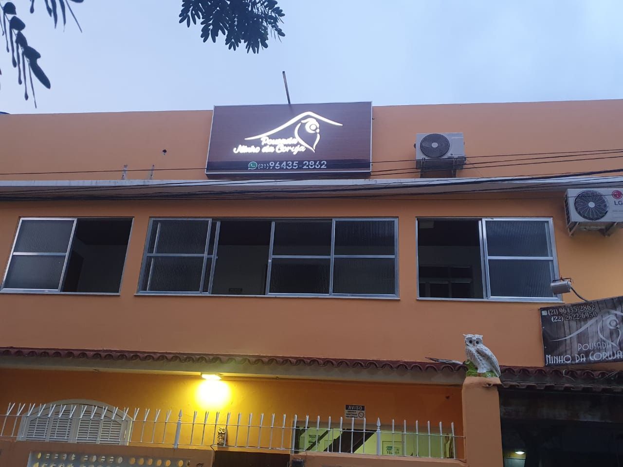 Prédio laranja com uma placa indicando 