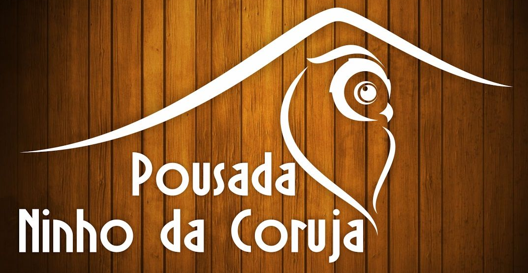 Apresenta um desenho de uma coruja branca sob um telhado estilizado sobre um fundo de madeira marrom.