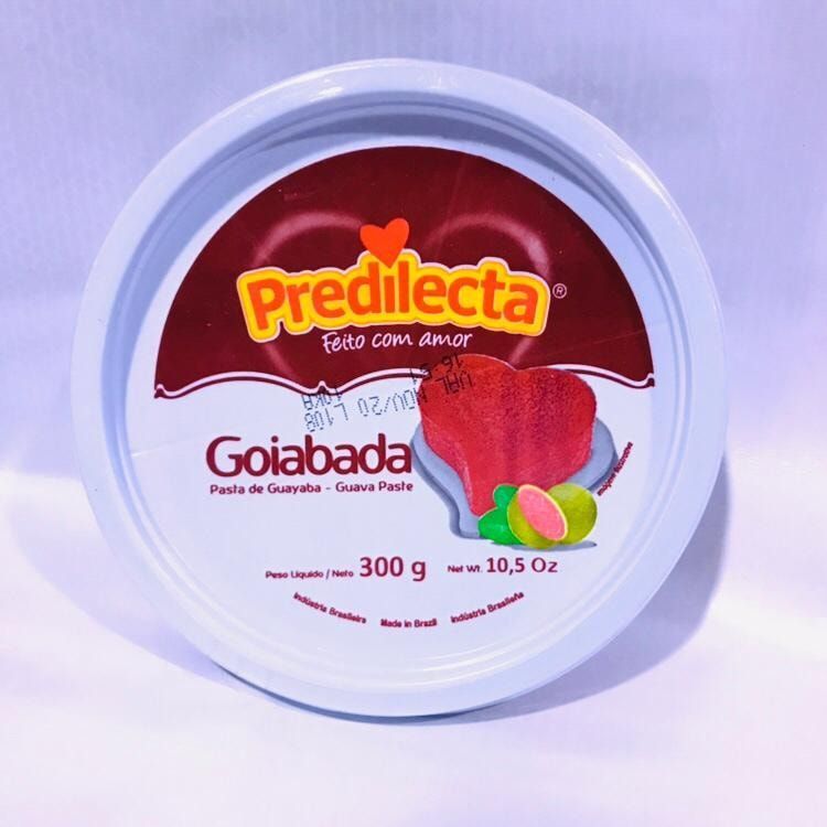 Etichetta per barattolo di marmellata di guava Predilecta con l'illustrazione di una guava rossa su un coperchio bianco.
