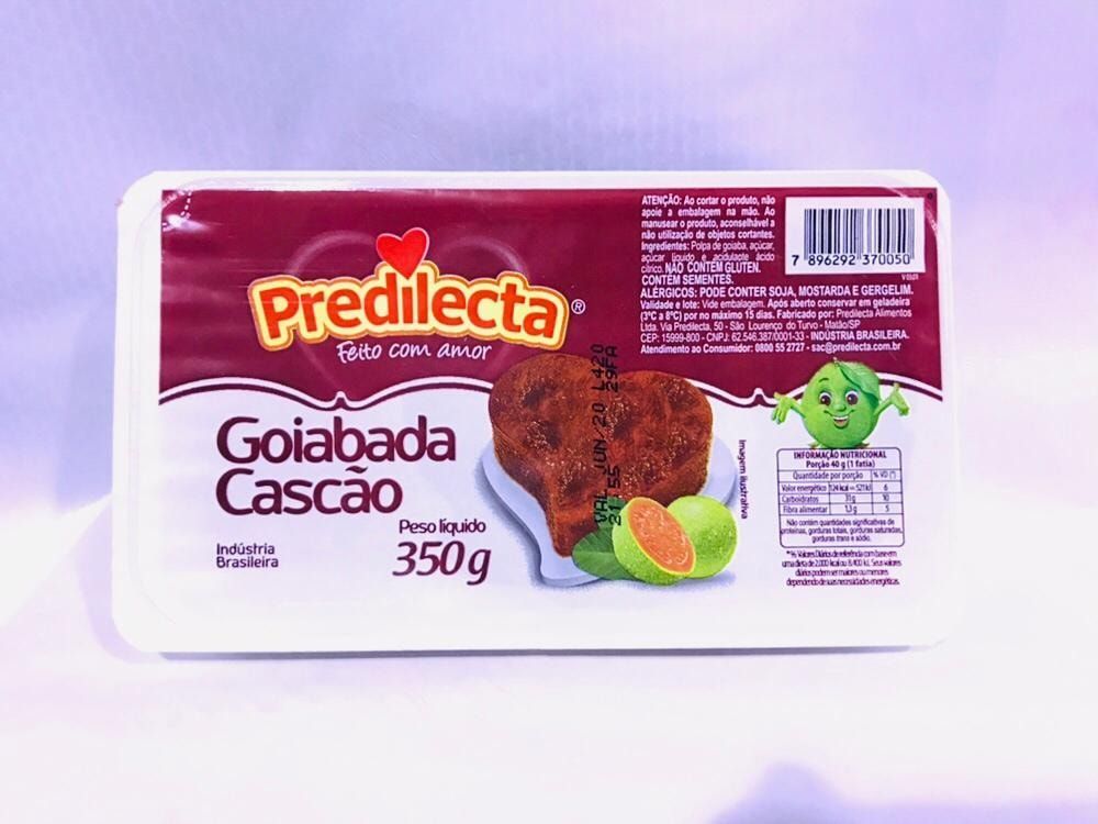 Confezione di pasta di guava Predilecta, 350 g, con illustrazione di un dessert a base di guava e di altra frutta su sfondo bianco.