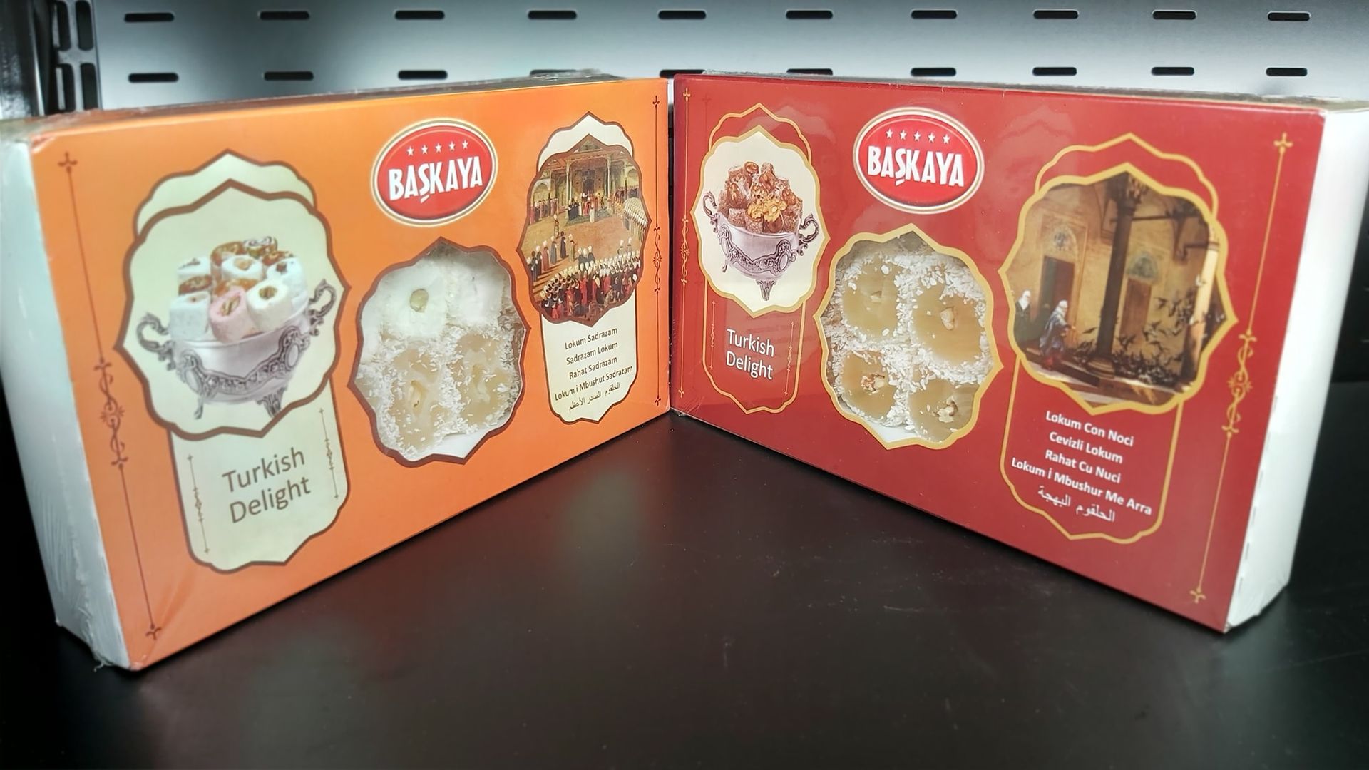 Pannello espositivo pieghevole rosso e crema con illustrazioni a tema animali domestici, su un tavolo nero.