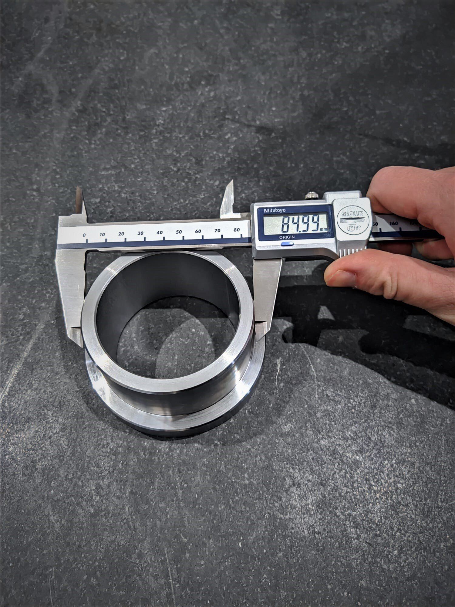 Controllo qualità dimensionale con calibro digitale su componente meccanico - La.Ro.Mo. S.r.l.