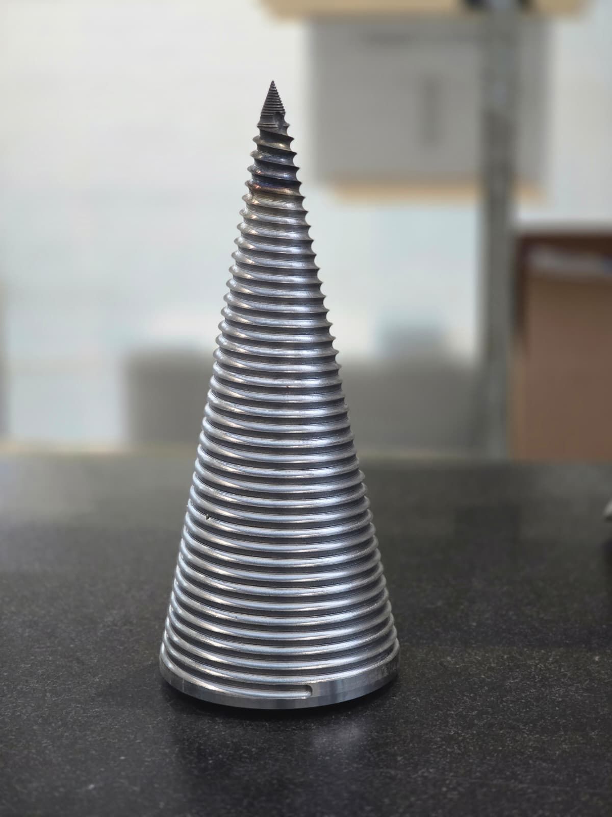 Vite conica spaccalegna a due principi realizzata con tornitura CNC - La.Ro.Mo. S.r.l.