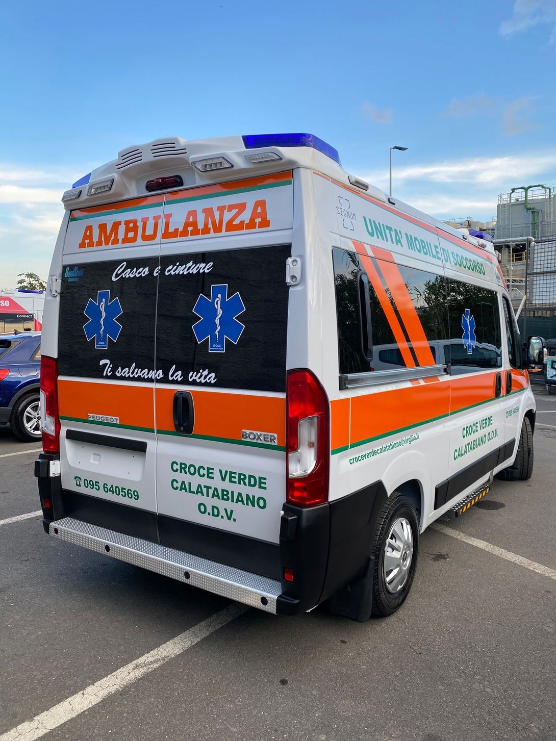 ambulanza con portellone posteriore aperto