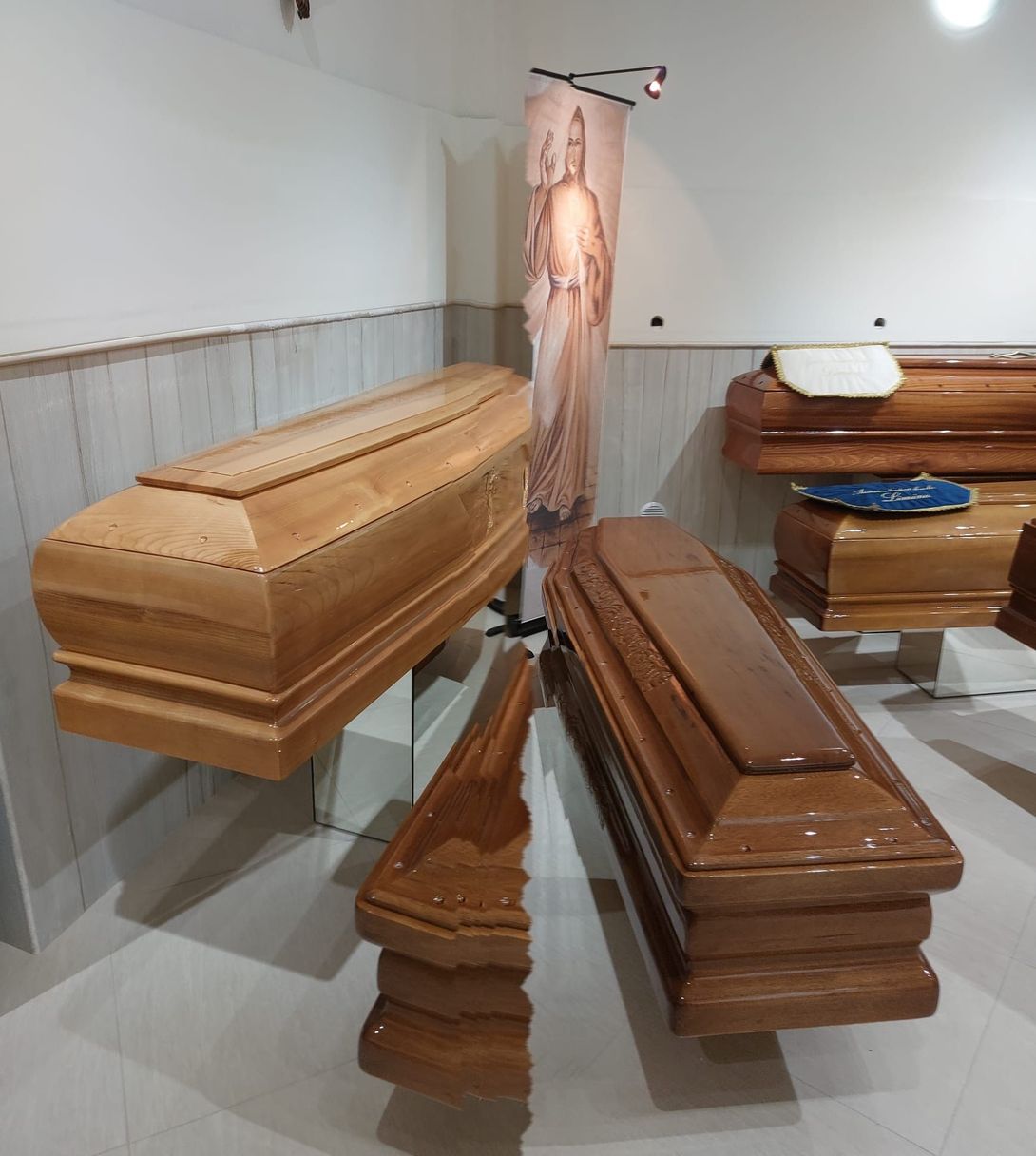 dettaglio di un cofano funebre in legno