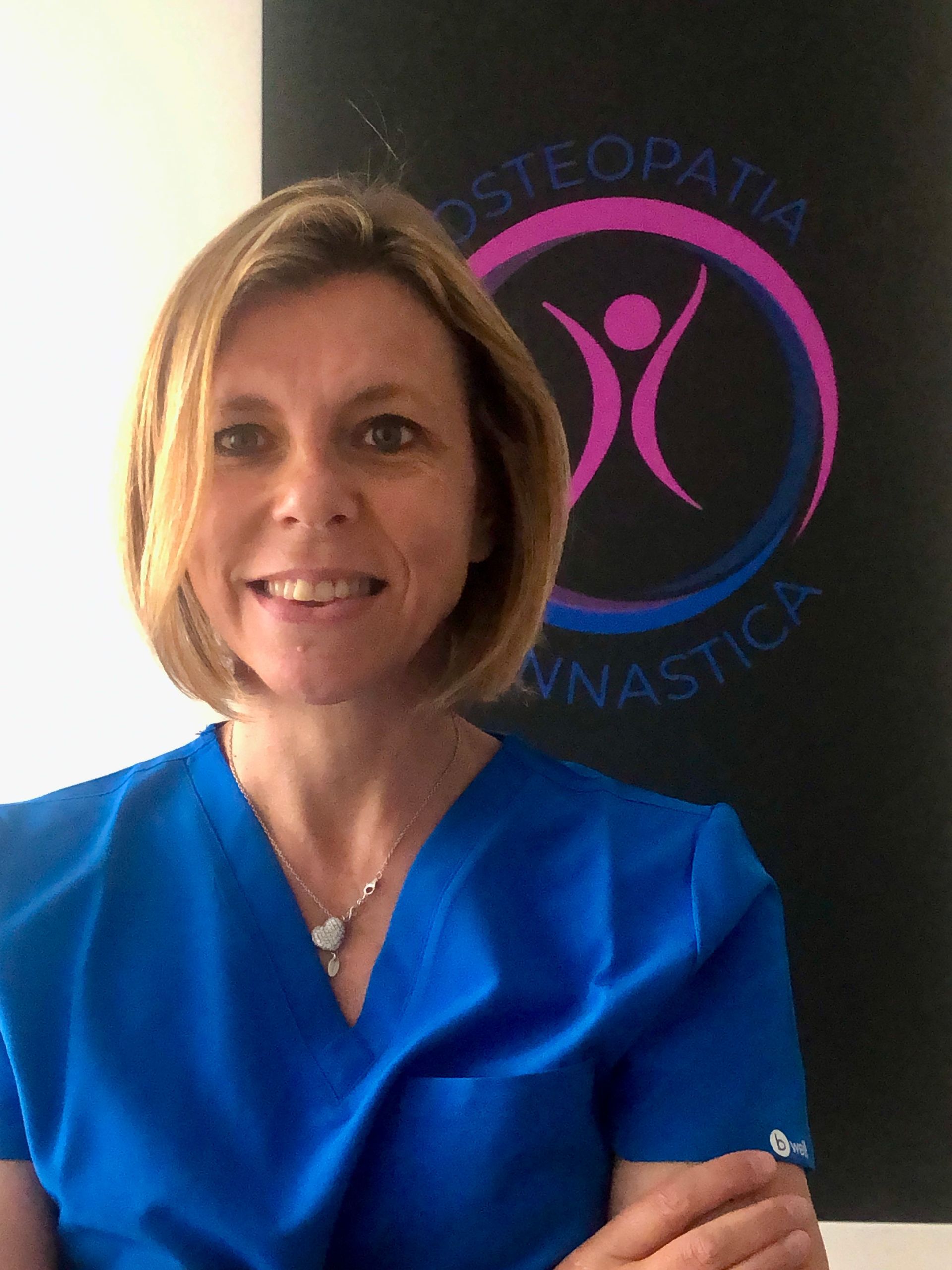 Una donna è seduta alla scrivania con un portatile Apple