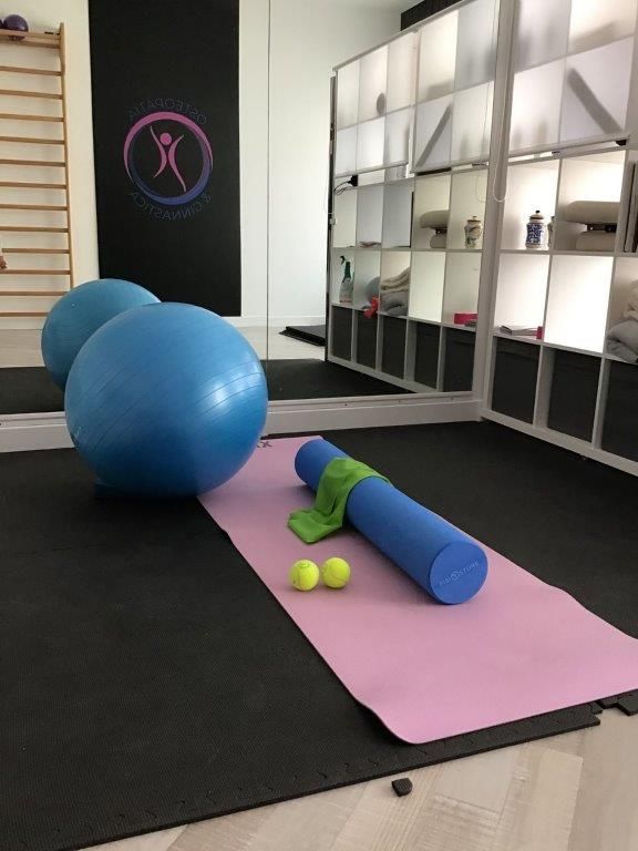 Una palestra con palle e un tappetino da yoga