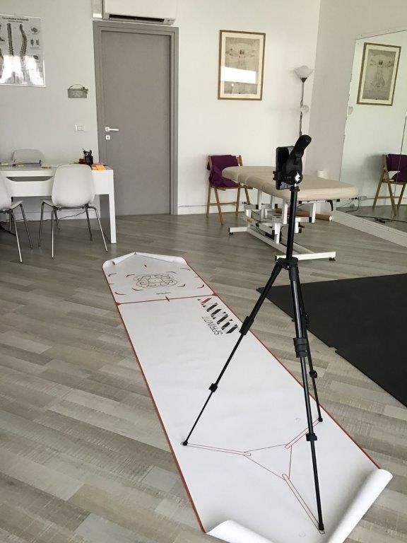 Una macchina fotografica è posizionata su un treppiede in un soggiorno