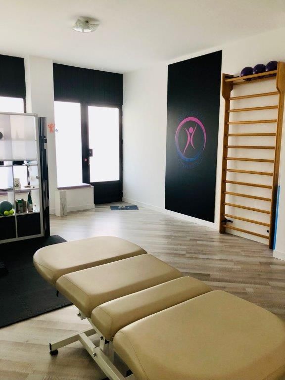 Una stanza con un divano e un muro con il disegno di un uomo sopra