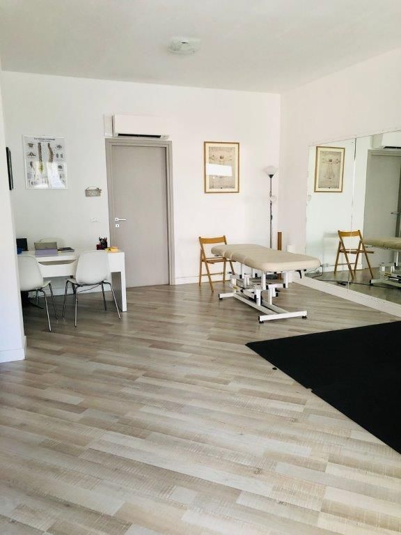 Una stanza con un tavolo e delle sedie