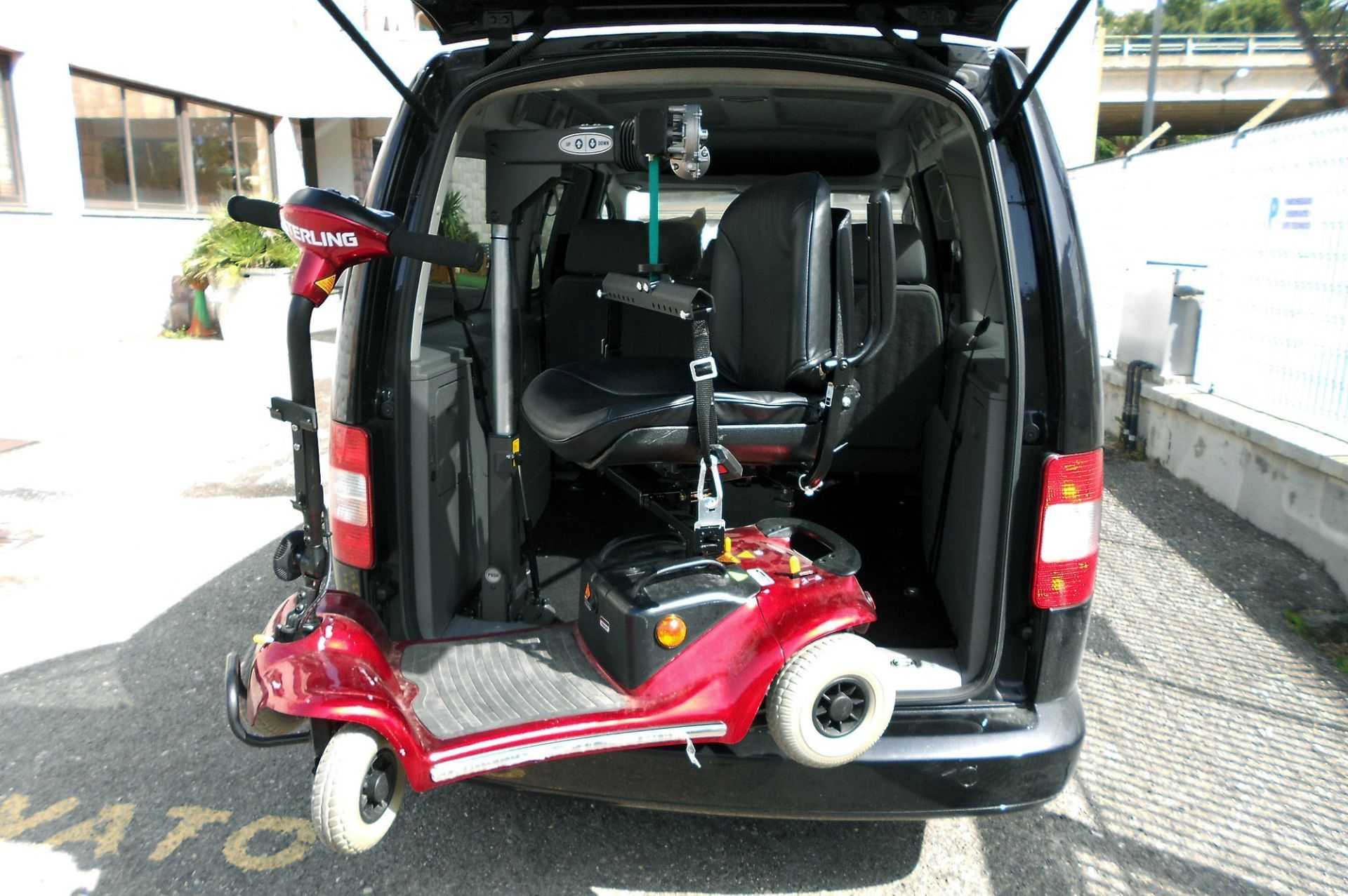 motorino che viene caricato su un furgone