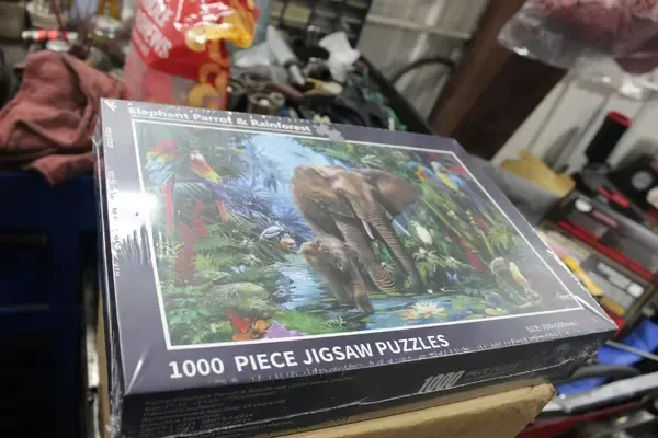 A box of 1000 piece jigsaw puzzles with an elephant on it
