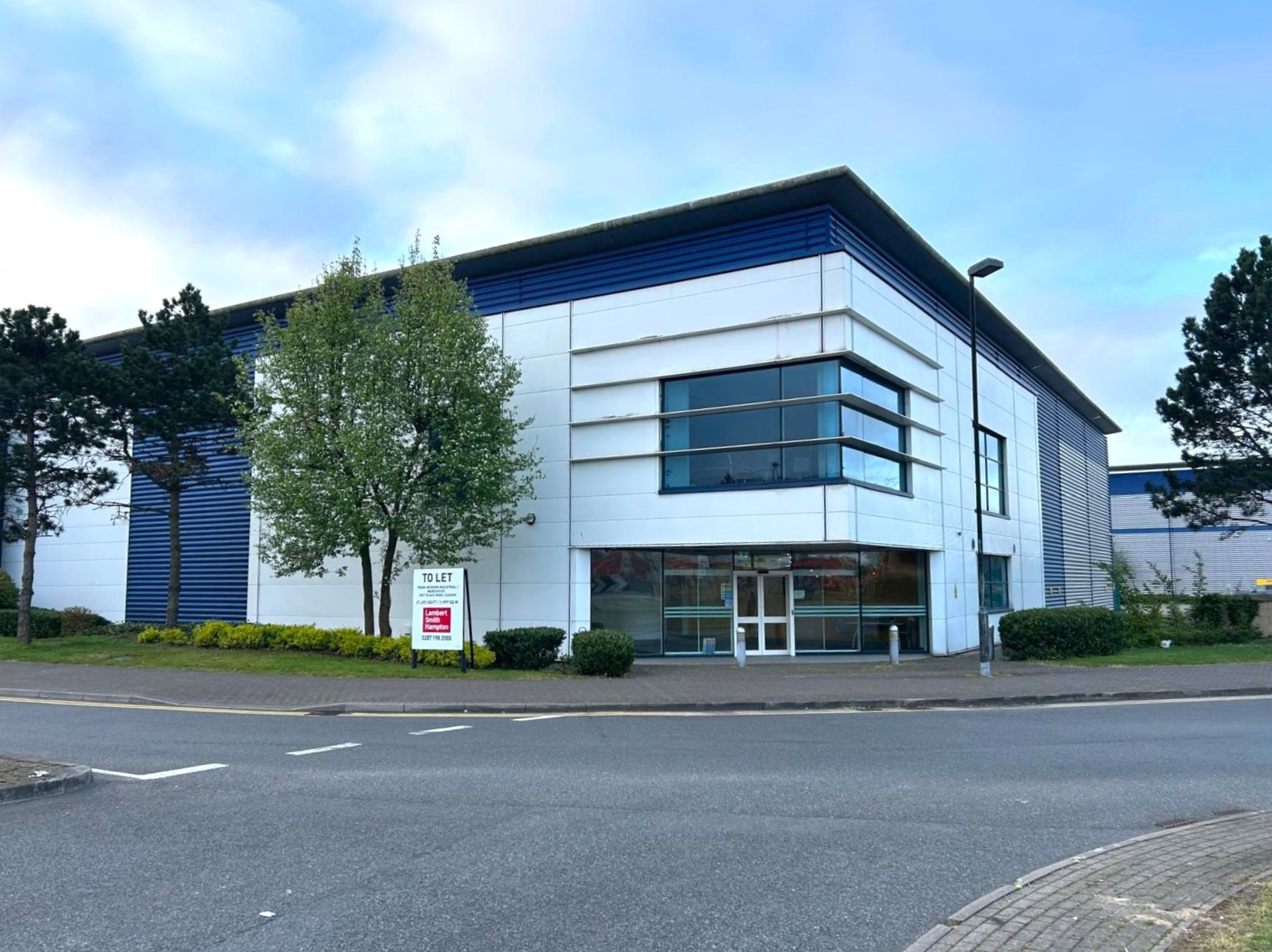A roadside view of a Commercial Industrial Warehouse Unit To Let near Slough Berkshire. An electrical factory fit-out by Matt Browning Electrical Contractors – NICEIC Approved Contractors based near Reading, Wokingham & Bracknell